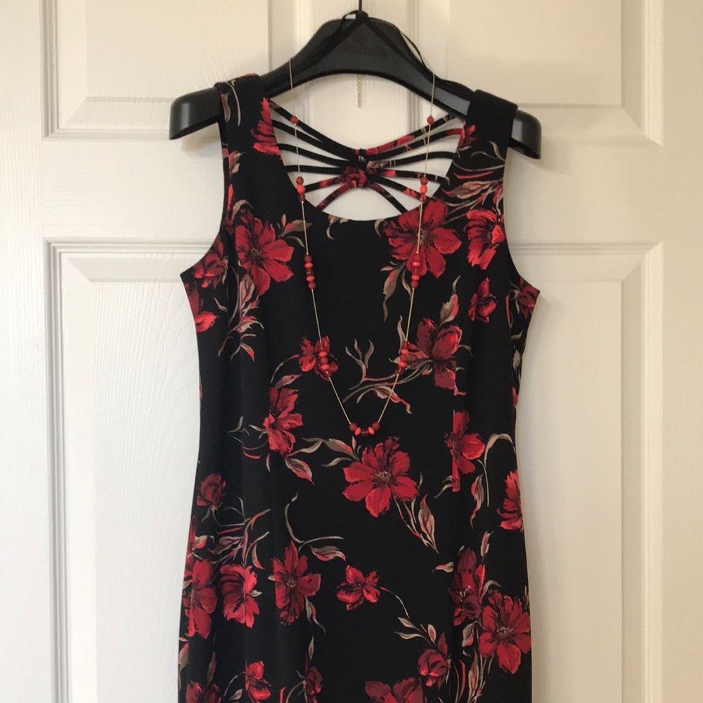 Floral Maxi Dress; Sheath Dress, Strap Back Detail; Black w Red Flowers, Sz: 4